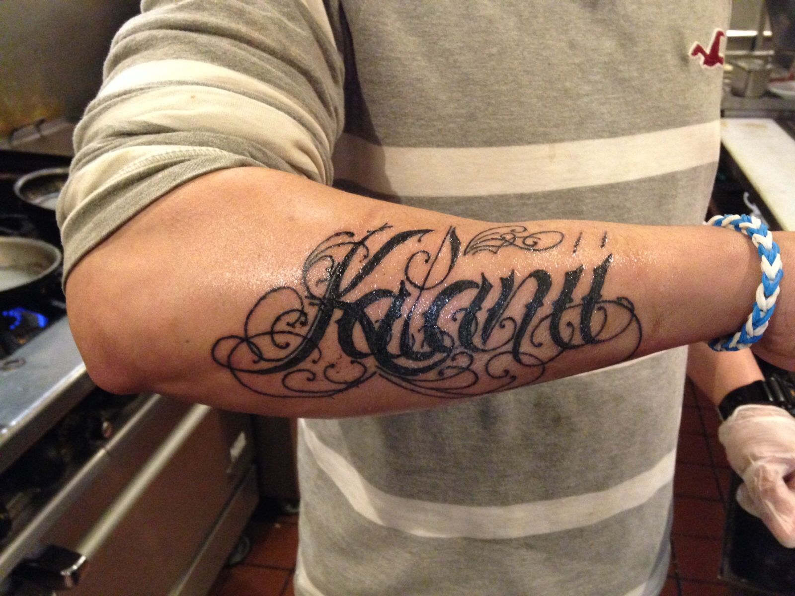 forearm names last brazo unterarm arms cursive tattoodaze tatto kindernamen