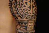 37 Oberarm Tattoo Ideen Fr Mnner Maori Und Tribal Motive in dimensions 750 X 1125