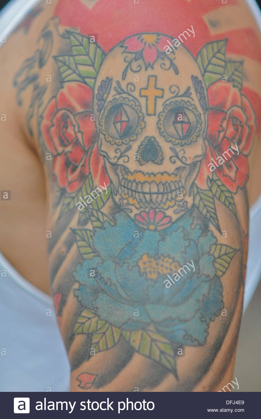 A Colourful Shoulderupper Arm Tattoo In The Style Of Mexicos Da throughout dimensions 865 X 1390