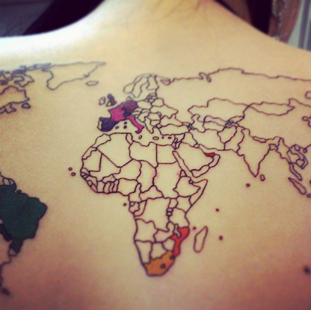 Девушка с татуировкой в виде карты мира