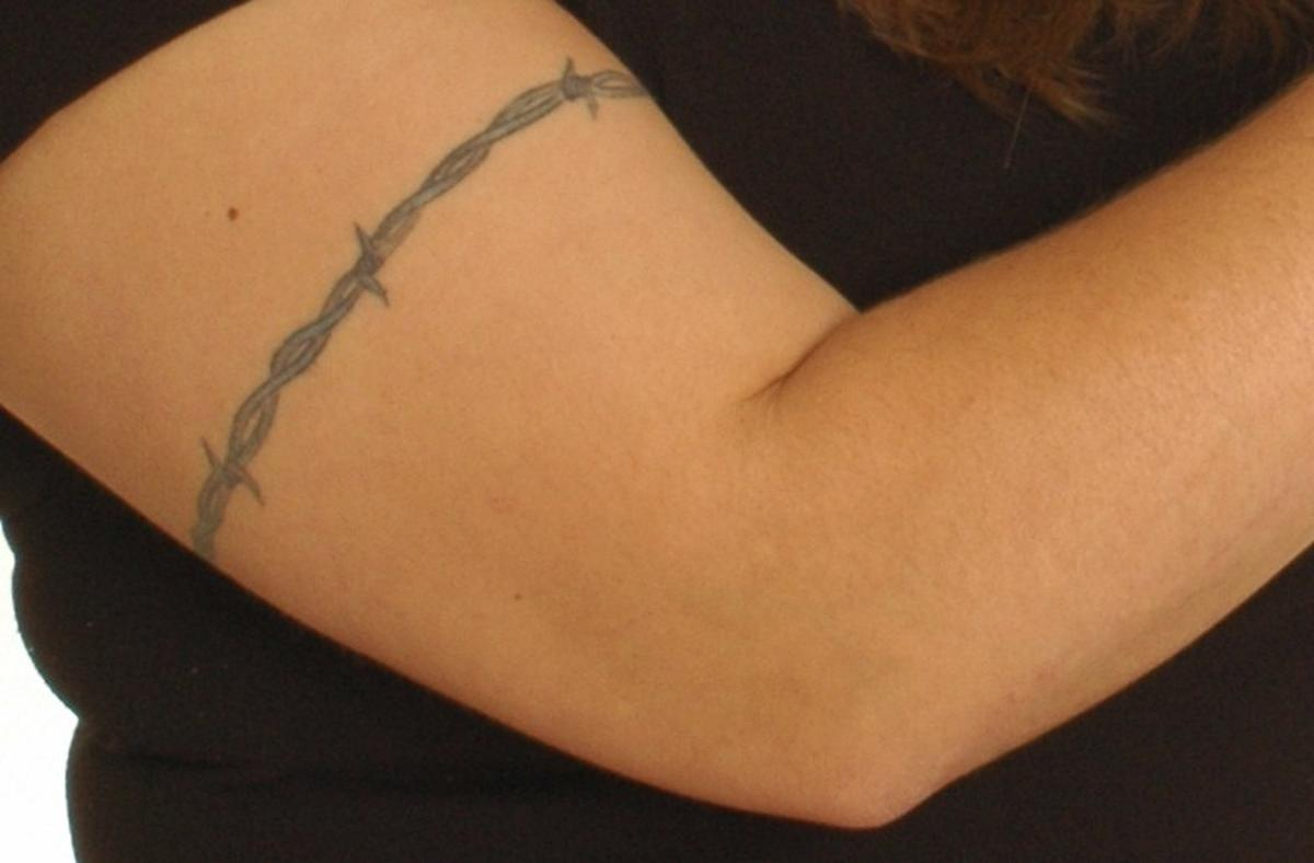 Татуировка колючая проволока на бицепсе