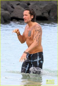 Keith Urban Puts His Shirtless Body On Display While Getting Wet In in dimensions 817 X 1222