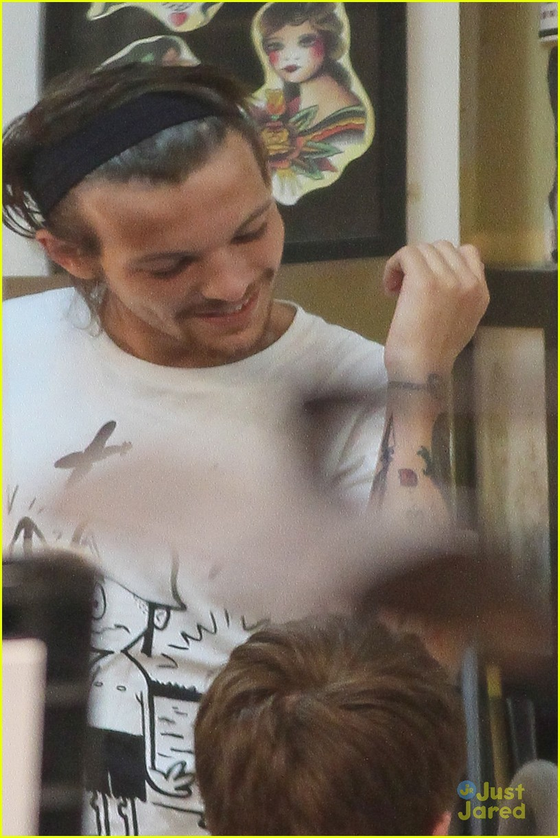 Louis Tomlinson Gets A New Cool Tattoo On His Left Arm Photo with dimensions 816 X 1222