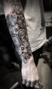 Mandala Tattoo Mnner Unterarm Motive Dotwork Haarfarben with measurements 750 X 1280