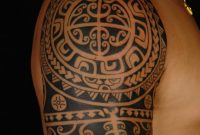 Polynesische Maori Tattoos Mann Oberarm Tribal Tattoo Maori inside proportions 750 X 1125