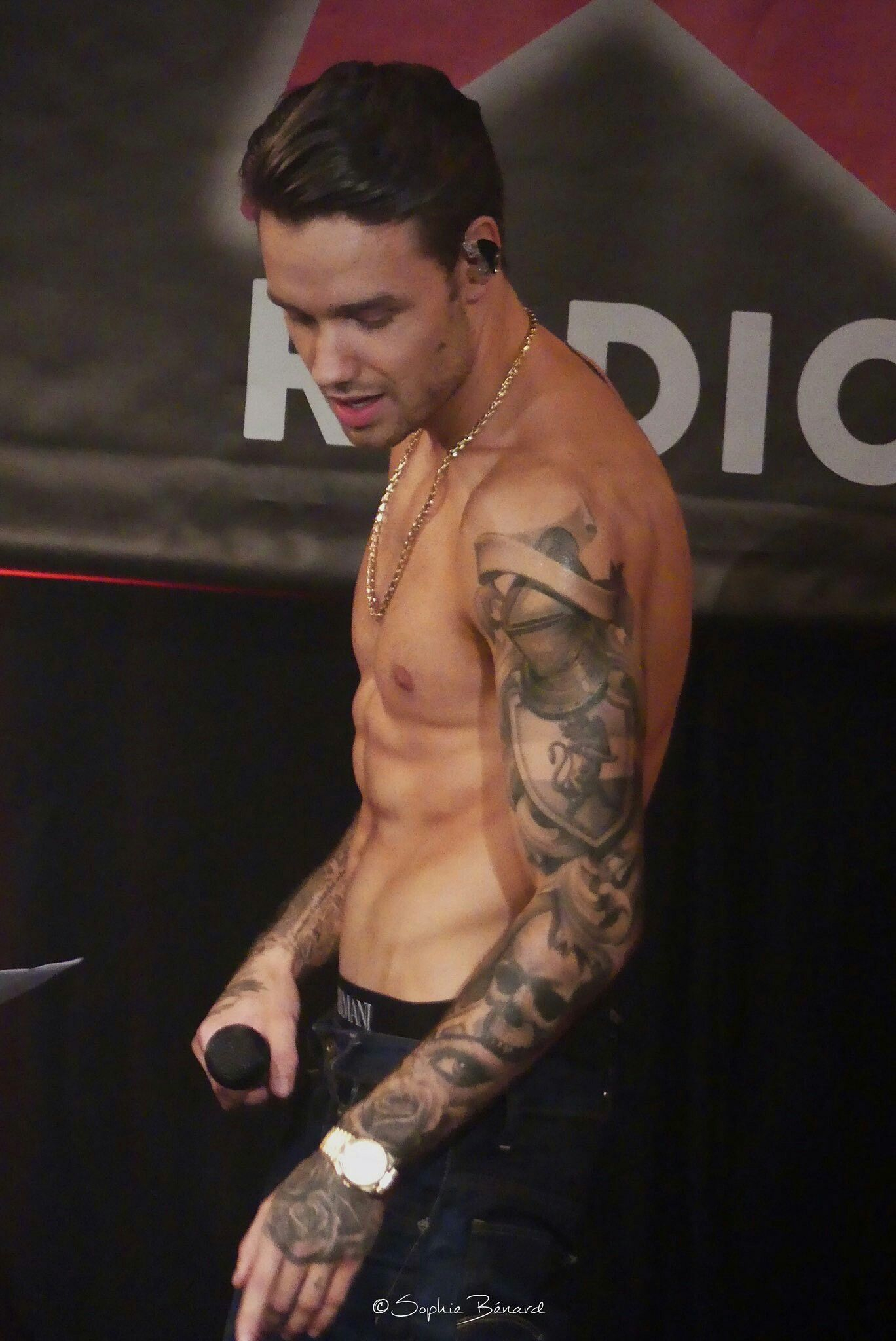 Liam Performing Shirtless At A Secret Show In France for proportions 1368 X 2048